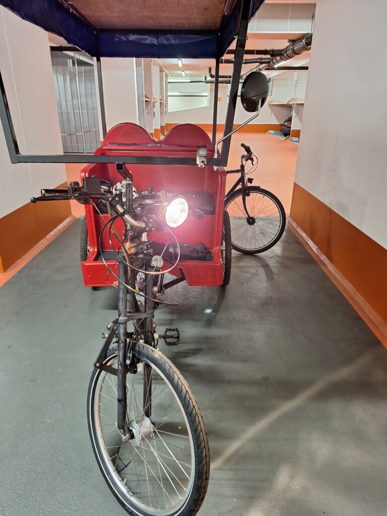 Rikscha mit Fernlicht in Garage